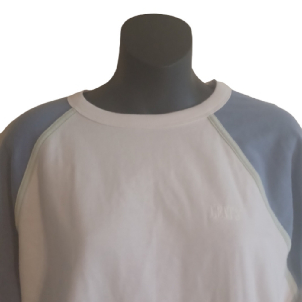 𝅺LEVIS Sweatshirt, size Medium.  White with light blue and green accents. 💙
